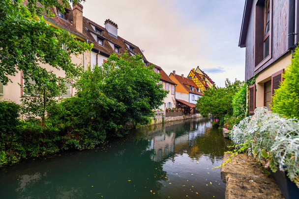 Colmar, Alsace, Fransa. Petite Venice, su kanalı ve geleneksel yarım keresteli evler. Colmar Fransa 'nın Alsace şehrinde hoş bir kasabadır. Renkli romantik şehrin güzel manzarası Colmar, Fransa, Alsace. - Fotoğraf, Görsel