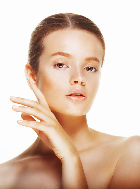Schönes gesundes Frauengesicht mit sauberer Haut - isoliert auf weiß - Foto, Bild