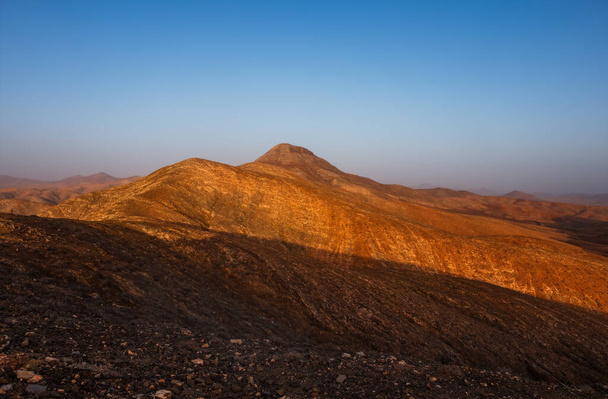 Panorámás kilátás a vulkanikus táj közelében Pajara kanári sziget Fuerteventura. Naplemente október 2019 - Fotó, kép