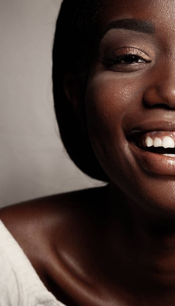 life style and people concept: Close up portrait of confident african american woman laughing - Foto, afbeelding