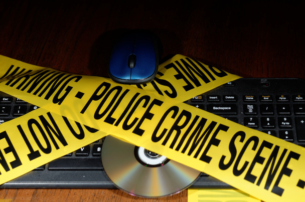 Escena del crimen de la policía amarilla a través de una escena del crimen cibernético
 - Foto, imagen
