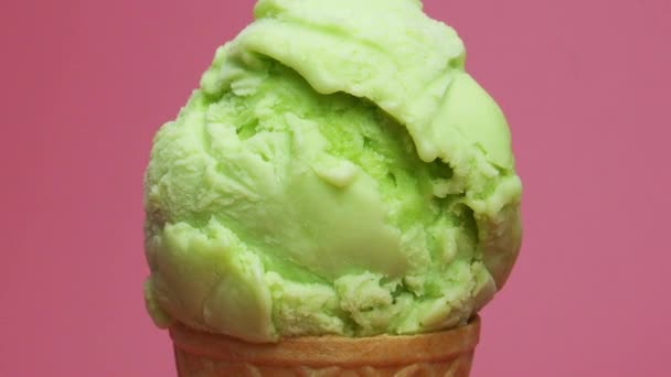 Primer plano Zoom, Cono de helado con sabor a limón sobre fondo rosa, Vista frontal Concepto de comida
. - Imágenes, Vídeo