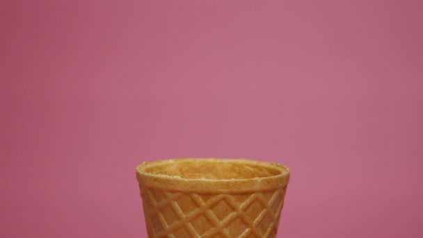 Ochucené limetkové sherbet zmrzlina ve vaflovém kornoutu na růžovém pozadí, pohled zepředu Jídlo koncept. - Záběry, video
