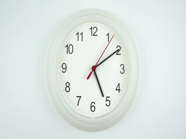  白い壁の時計の白い背景には、時間の顔を開始する孤立05.10午前または午後、時計分ゆっくりと、時間の概念を歩く. - 映像、動画