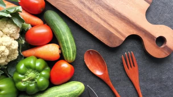 verdura fresca en la tabla de cortar con tenedor y cuchara
  - Imágenes, Vídeo