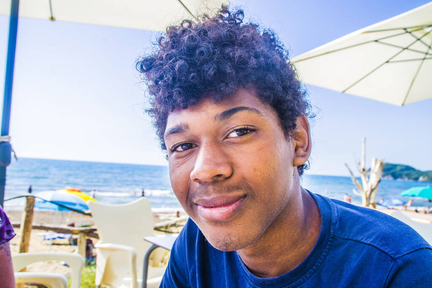 ブラジル人の男の子は休暇中にビーチで幸せな笑顔 - 写真・画像