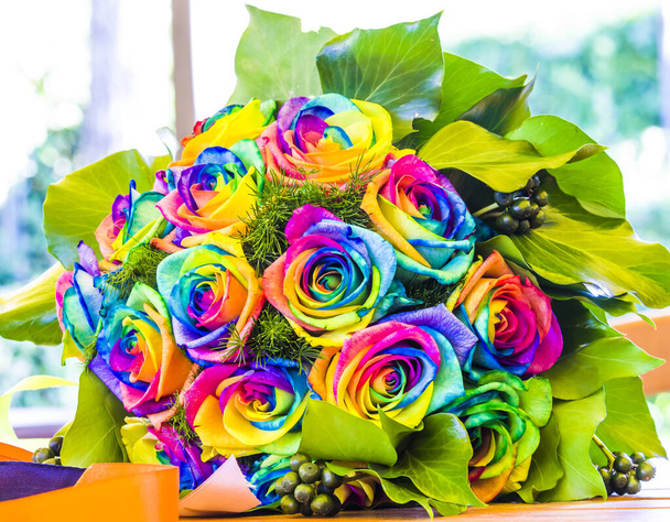wielokolorowe kwiaty, róże symbolem miłości, dla Twojej radości, szczęścia, dla Twoich praw - Zdjęcie, obraz