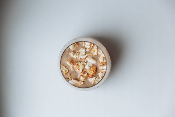 A mug of hot chocolate with lots of marshmallows. Isolated, from above, Selective focus - Foto, afbeelding
