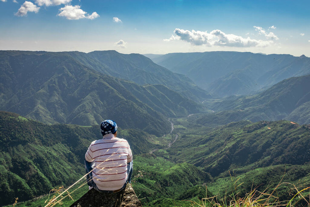 άνθρωπος που παρακολουθεί την όμορφη οροσειρά από την άκρη του βουνού Image is taken at latilum peak shillong meghalaya india. Αυτό ονομάζεται επίσης το μεγάλο φαράγγι του Shillong. - Φωτογραφία, εικόνα
