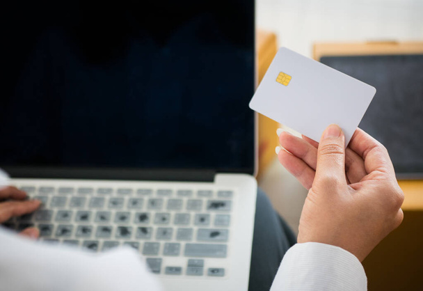Малый бизнес держит кредитную карту на руках, чтобы совершать финансовые транзакции в режиме онлайн со многими пакетами посылок на рабочем месте в режиме онлайн
 - Фото, изображение