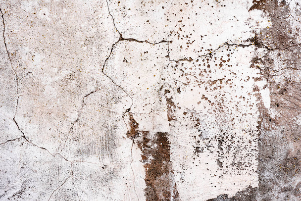 Текстура, стена, бетон, его можно использовать в качестве фона. Фрагмент стены с царапинами и трещинами - Фото, изображение