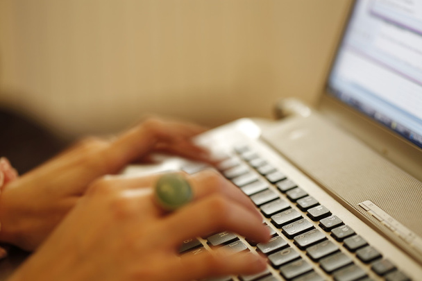 Młoda kobieta pracująca na laptopie - Zdjęcie, obraz