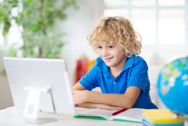 Online dálkové učení. Školáci s počítačem mají videokonferenční chat s učitelem a třídní skupinou. Dítě studující z domova. Domácí výuka při vypuknutí karantény a koronaviru. - Fotografie, Obrázek