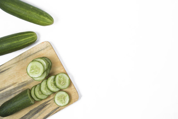 Close-up van verse groene komkommers is geïsoleerd op een witte achtergrond. - Foto, afbeelding