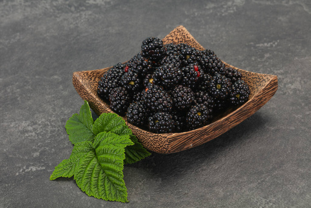 Doux savoureux tas mûr Blackberry avec feuille - Photo, image