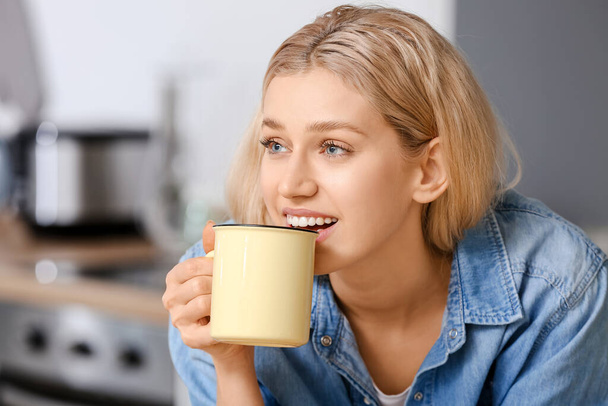 Hermosa joven bebiendo té en casa - Foto, Imagen