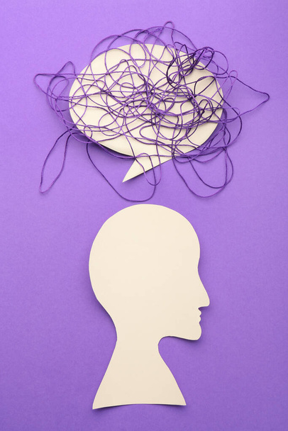 İnsan kafası, konuşma balonu ve renk arkaplanındaki iplikler. Depresyon kavramı - Fotoğraf, Görsel