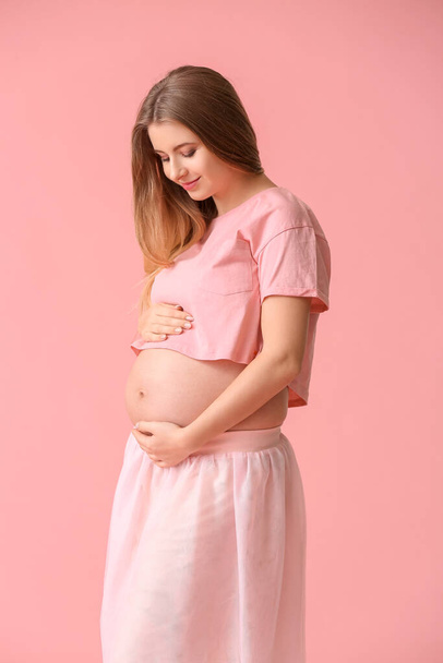 Beautiful young pregnant woman on color background - Fotoğraf, Görsel