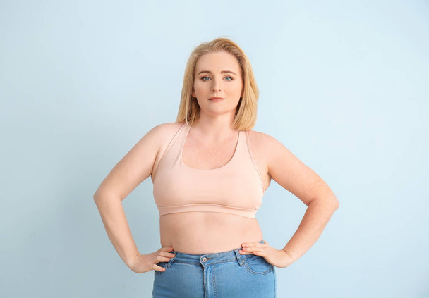 overgewicht vrouw op kleur achtergrond - Foto, afbeelding