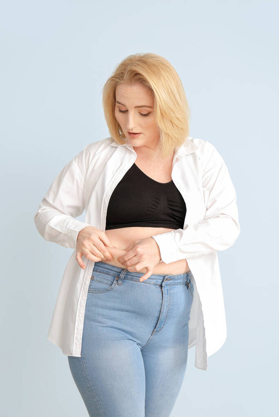 Übergewichtige Frau auf farbigem Hintergrund - Foto, Bild