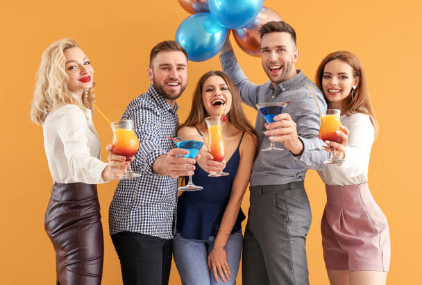 Щасливі люди з повітряними кулями та коктейлями на кольоровому фоні
 - Фото, зображення