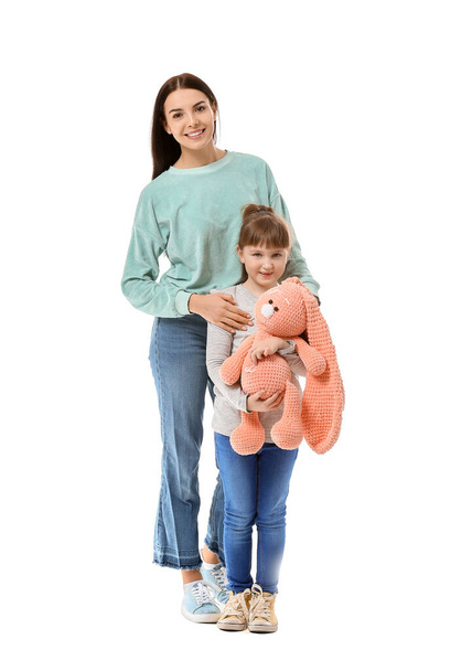 Mujer feliz con niña adoptada sobre fondo blanco
 - Foto, Imagen