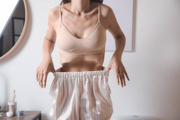 Mujer joven que sufre de anorexia en el baño
 - Foto, Imagen