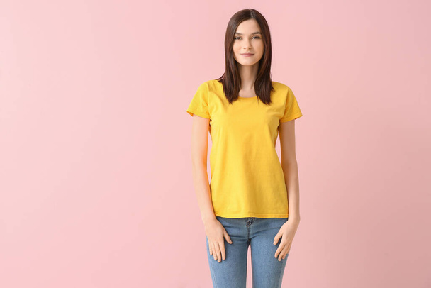 Nő elegáns póló színes háttér - Fotó, kép