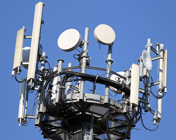 kabel en antennes voor signaal herhaling van mobiele telefonie en - Foto, afbeelding