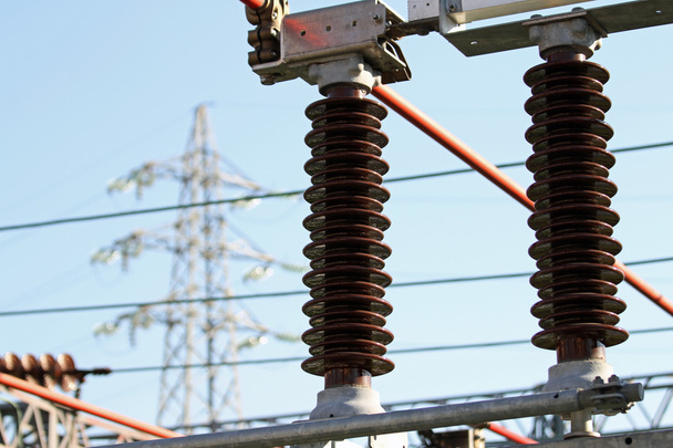 Электрические изоляторы, высоковольтная электростанция
 - Фото, изображение