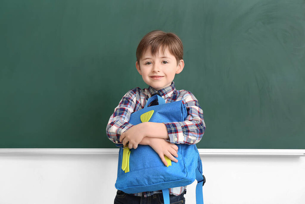 Aranyos kis iskolás fiú a táblánál az osztályteremben - Fotó, kép