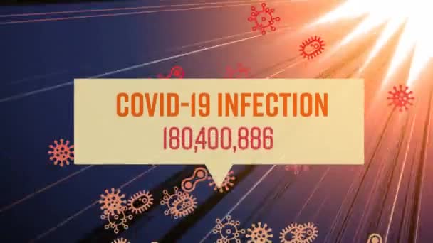 Animacja słów Covid-19 Zakażenie liczbami rosnącymi na żółtym chorągwiu nad komórkami koronawirusa Covid-19 rozprzestrzeniającymi się i świecącymi promieniami w tle.  - Materiał filmowy, wideo