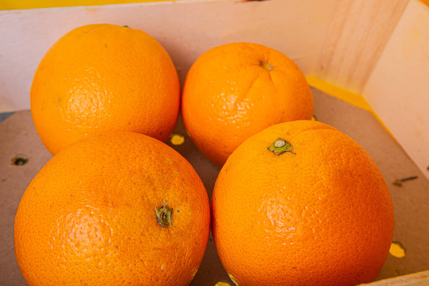 Primer plano de cáscara de naranja fresca sobre fondo amarillo. Bio y alimentos saludables
. - Foto, Imagen