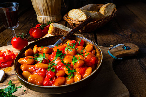 Rustic giant beans with fresh tomato sauce - Foto, Bild