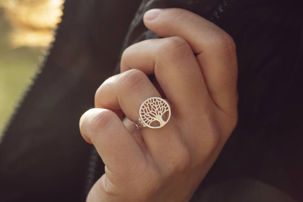 Ženská ruka v krásném stříbrném prstenu ve tvaru stromu - Fotografie, Obrázek
