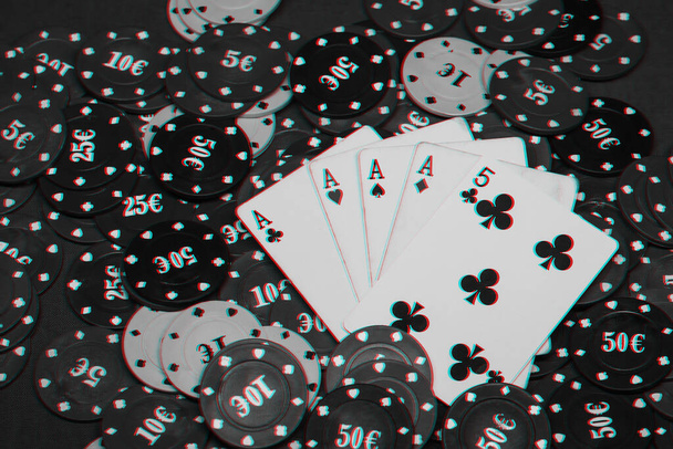 quatro de um tipo aces fichas de jogos de poker. Combinação vencedora de cartas na mesa no cassino - Foto, Imagem