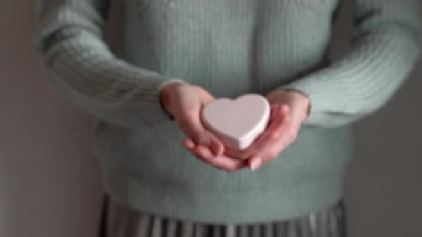 Zeep in de vorm van een hart in een meisjeshand. - Video