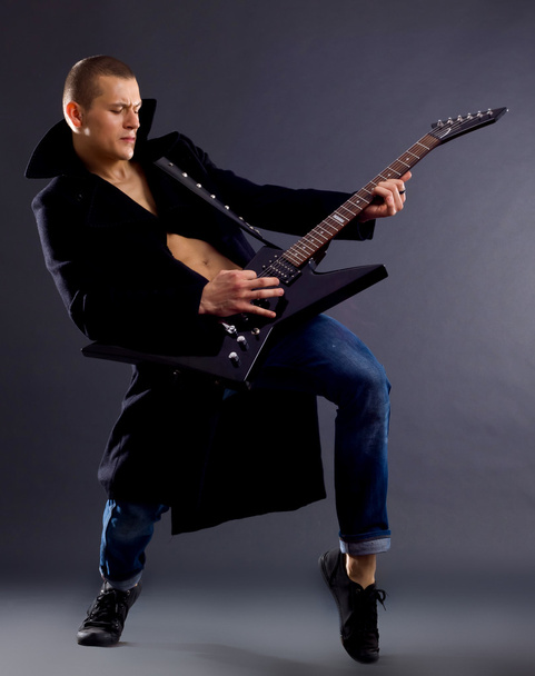 Человек с гитарой
 - Фото, изображение