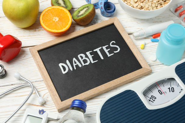 Word Diabetes and diabetic accessories on wooden background - Fotoğraf, Görsel