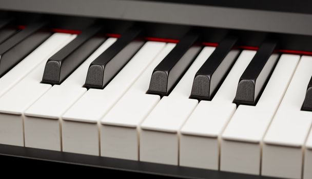 Gran piano ébano y teclas de marfil
 - Foto, imagen