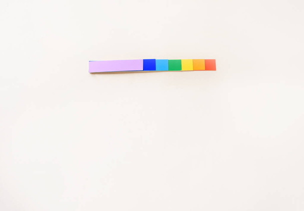 Step-by-step instruction to create a rainbow of colored paper. Creativity with your own hands. DIY - Φωτογραφία, εικόνα