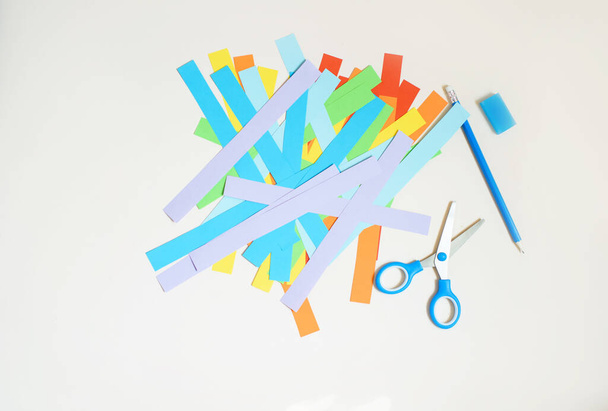 Βήμα-βήμα οδηγίες για να δημιουργήσετε ένα ουράνιο τόξο από χρωματιστό χαρτί. Δημιουργικότητα με τα ίδια σου τα χέρια. ΨΕΜΑΤΑ - Φωτογραφία, εικόνα