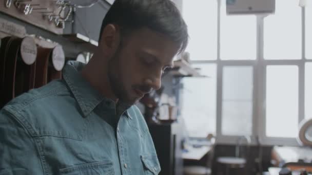 Vista lateral do bronzeador bonito masculino vestindo avental
 - Filmagem, Vídeo