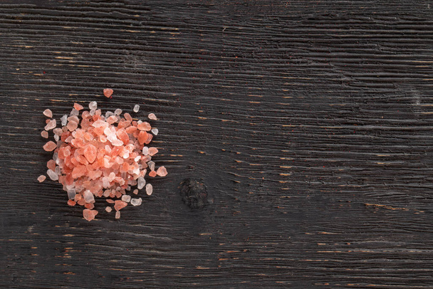 Top view on a handful of pink himalayan crystal salt  - Foto, immagini