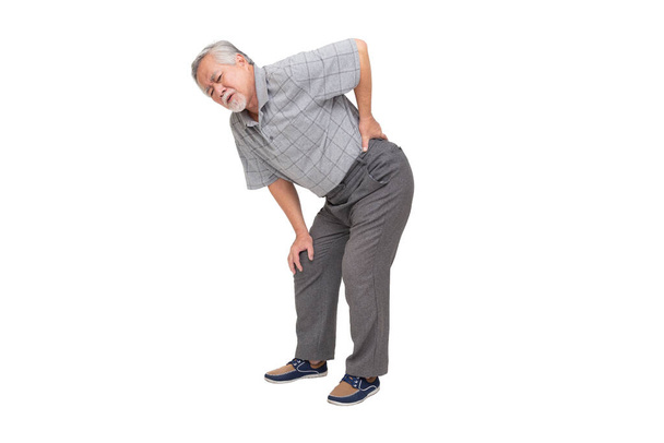 Asiatische reife Mann fühlt sich Rückenschmerzen isoliert auf weißem Hintergrund, Trauriger älterer Mann leidet an Lendenschmerzen im unteren Rücken, Rückenschmerzen Konzept - Foto, Bild