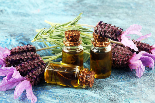 Lavendelkräuteröl und Lavendelblüten. Flasche Lavendelöl für die Aromatherapie - Foto, Bild
