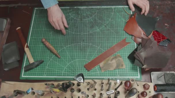 Ansicht der Arbeitsplatte in der Lederwerkstatt mit verschiedenen Werkzeugen - Filmmaterial, Video