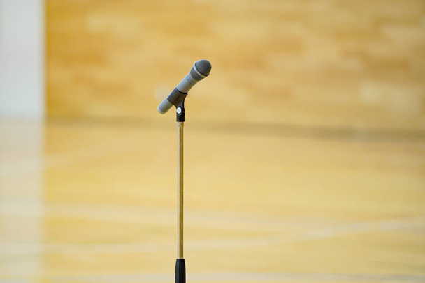 Micrófono para el discurso fijado en un soporte en un lugar interior del acontecimiento
 - Foto, imagen