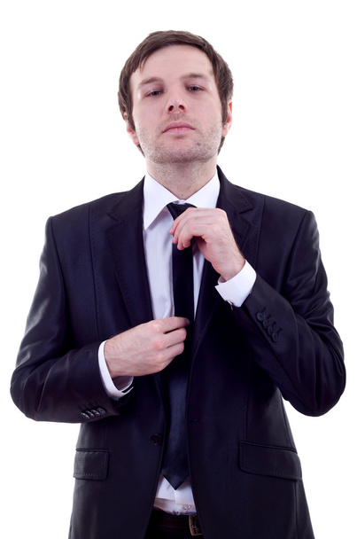 Hombre ajustando su corbata
 - Foto, imagen