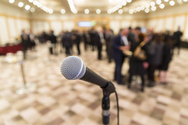 Microfono per discorso impostato su uno stand in una sede di eventi al coperto
 - Foto, immagini